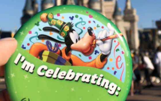 Broches grátis comemorativos da Disney!