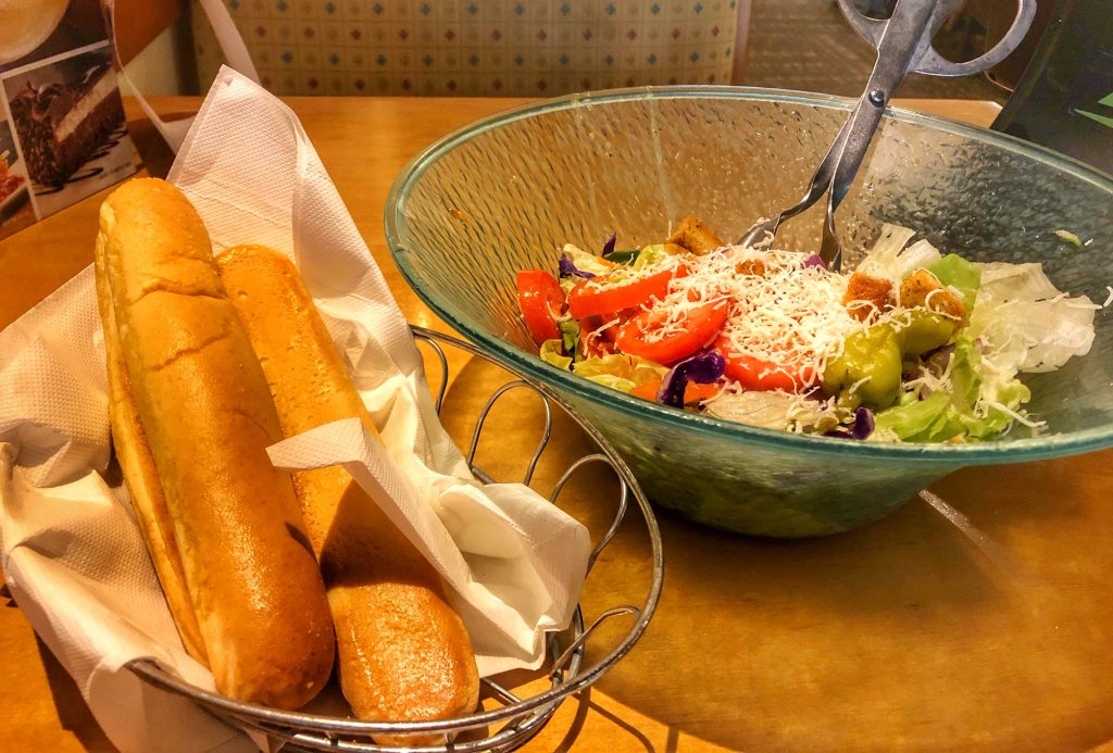 quanto custa uma viagem para Disney  - alimentação - Salada do Olive Garden