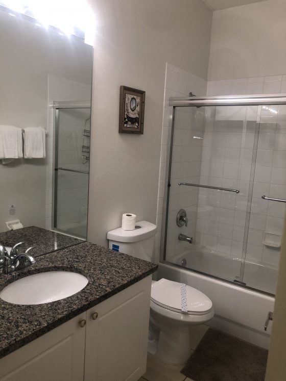 Banheiro com box de vidro na casa alugada em Orlando